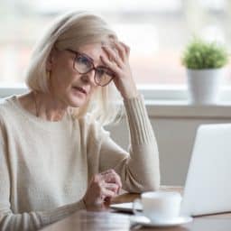 Confused business woman looks at her computer.